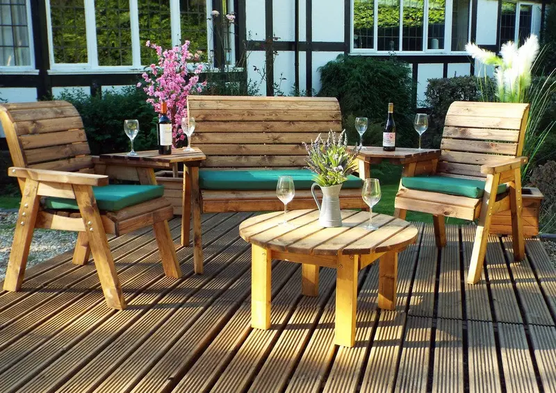Charles Taylor 4-Seat Circular Scandinavian Redwood Garden Table Set
